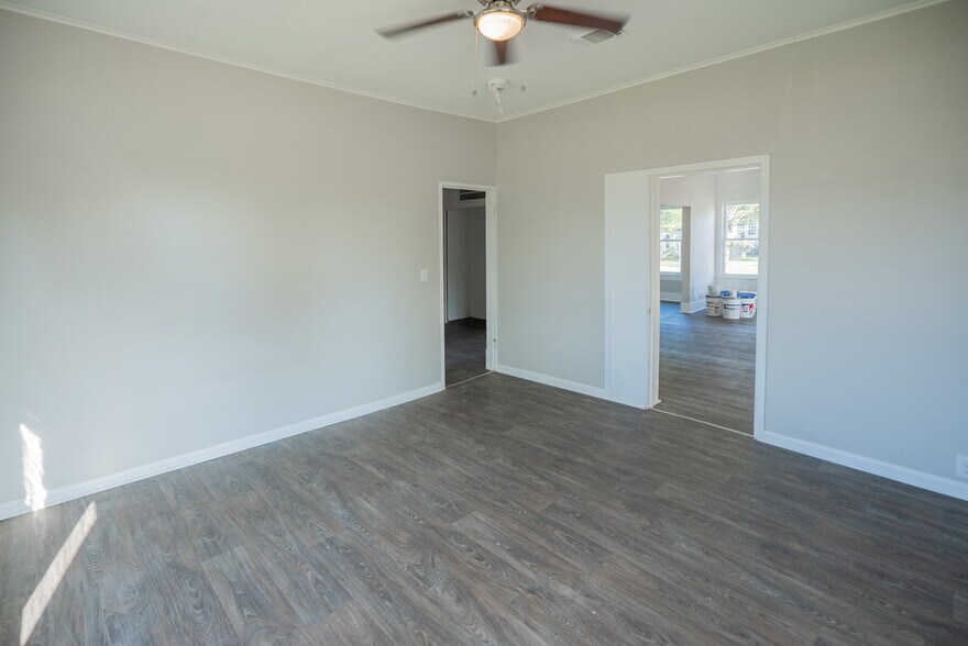 More Photos Of 1119 Smith St, Waller Office Residential For Lease