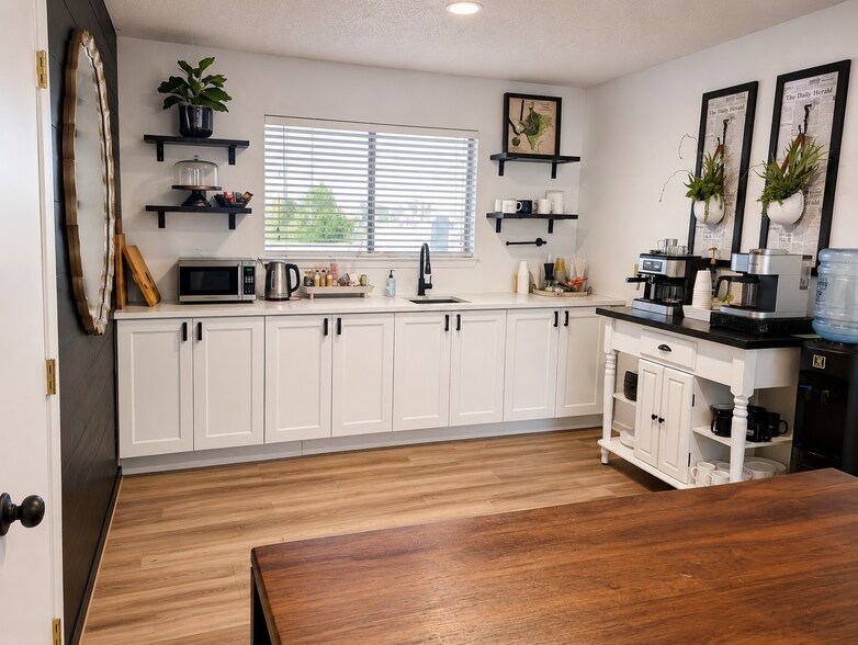 More Photos Of 203 W New Hope Dr, Cedar Park Office For Sale