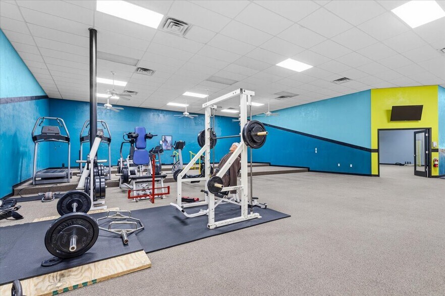 More Photos Of 15043 Main St, Alachua Showroom For Sale