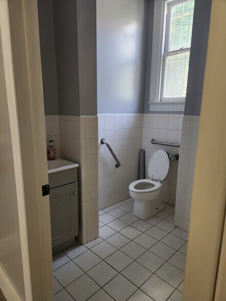 More Photos Of 122-138 W Post Rd, White Plains General Retail For Lease