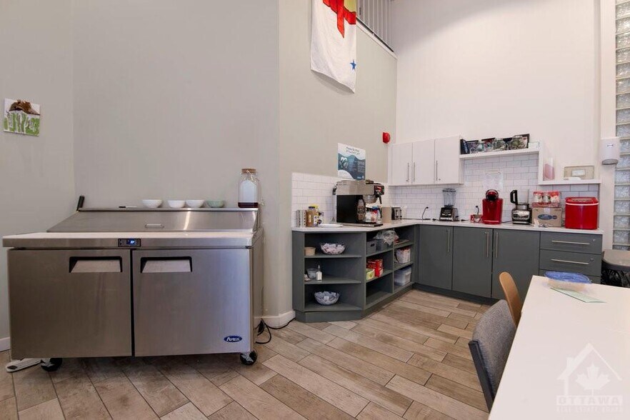 More Photos Of 25 Rosemount Av, Ottawa Assisted Living For Lease