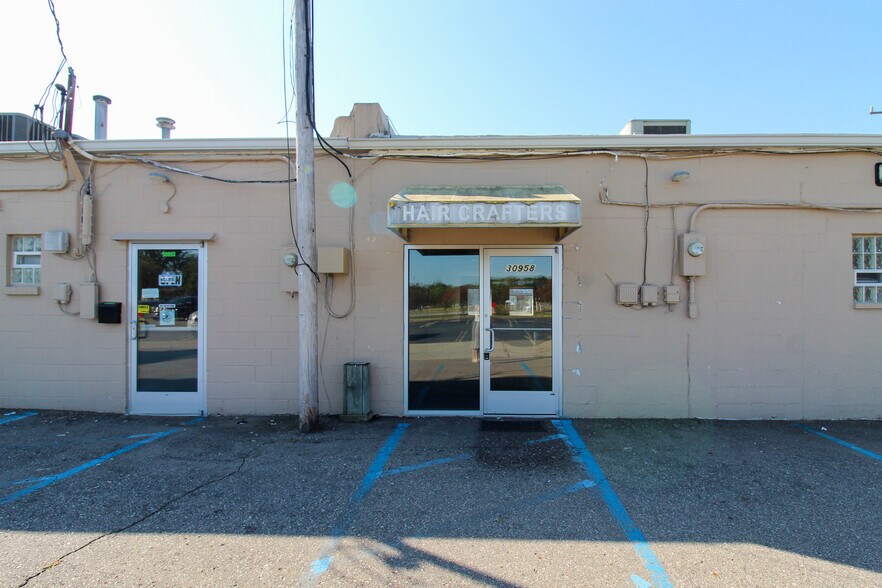More Photos Of 30958-30960 Ford Rd, Garden City Storefront For Lease
