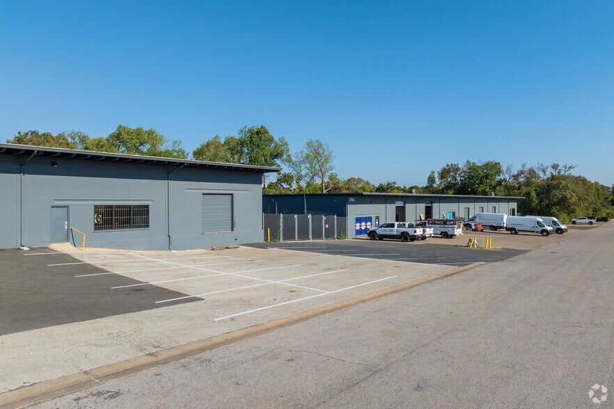 More Photos Of 3907 Warehouse Row, Austin Unknown For Lease