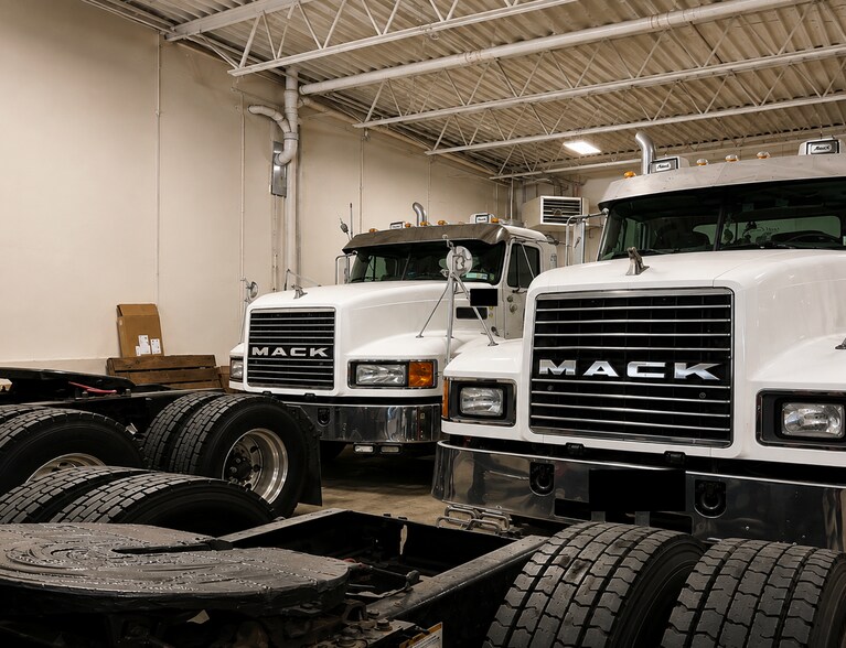 More Photos Of 961-965 Wellwood Ave, Lindenhurst Warehouse For Lease