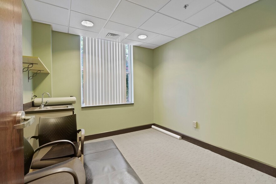 More Photos Of 191 W Plaza Dr, Mooresville Storefront Retail Office For Lease