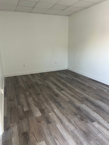 More Photos Of 1922 NE 149th St, North Miami Office For Lease