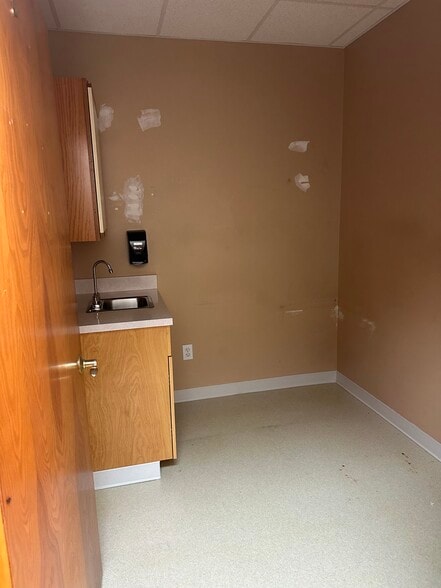 More Photos Of 15421 Forest Rd, Forest Office For Lease