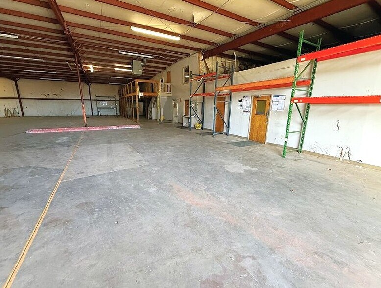 More Photos Of 2362 S Pine St, Spartanburg Service For Lease