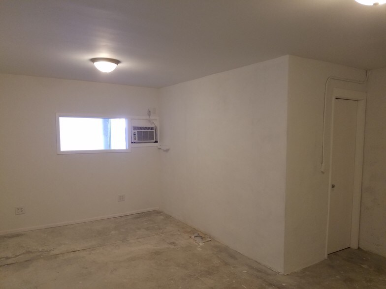 More Photos Of 818-838 NE 40th Ct, Oakland Park Warehouse For Lease