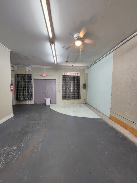 More Photos Of 206 E Main St, Rockwell Storefront Retail Office For Lease