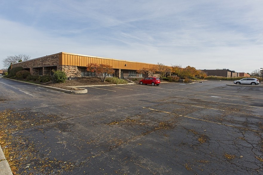 More Photos Of 3701 Commercial Dr, Northbrook Office For Lease