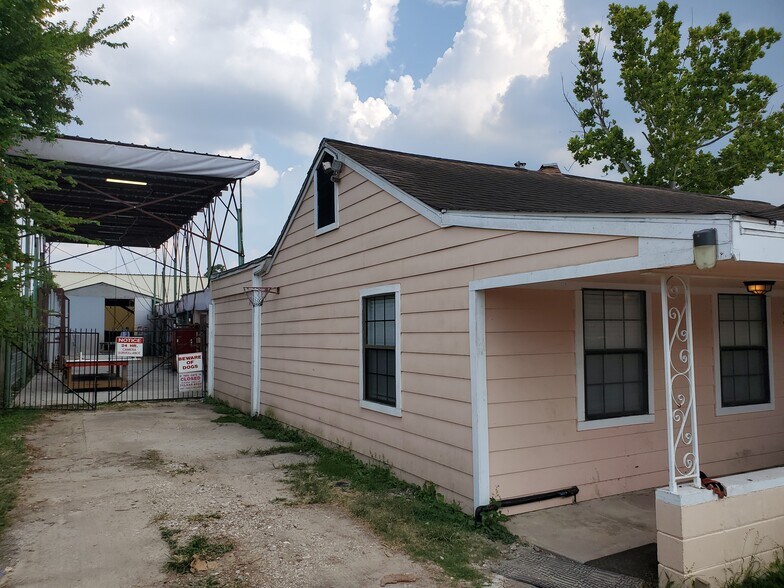 More Photos Of 3135 Golfcrest Blvd, Houston Storefront Retail Residential For Sale