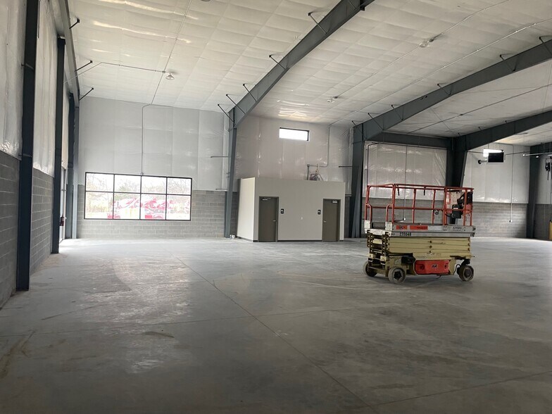 More Photos Of 255 Needmore Rd, Clarksville Warehouse For Lease