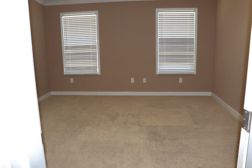 More Photos Of 601 Old Base Rd, Aurora Religious Facility For Lease