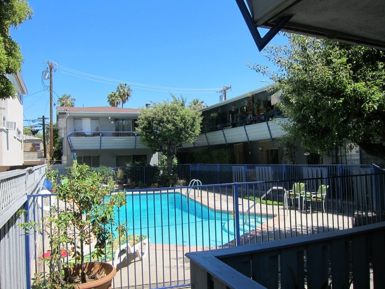 More Photos Of 1218 N Laurel Ave, West Hollywood Apartments For Sale