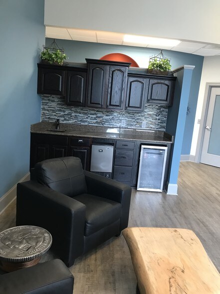 More Photos Of 947 E Main St, Lexington Office For Lease