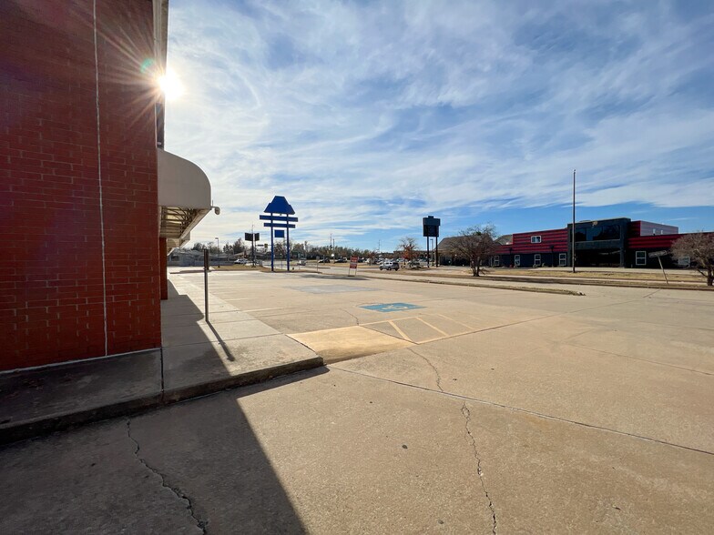 More Photos Of 5959 NW Expressway St, Oklahoma City Freestanding For Lease