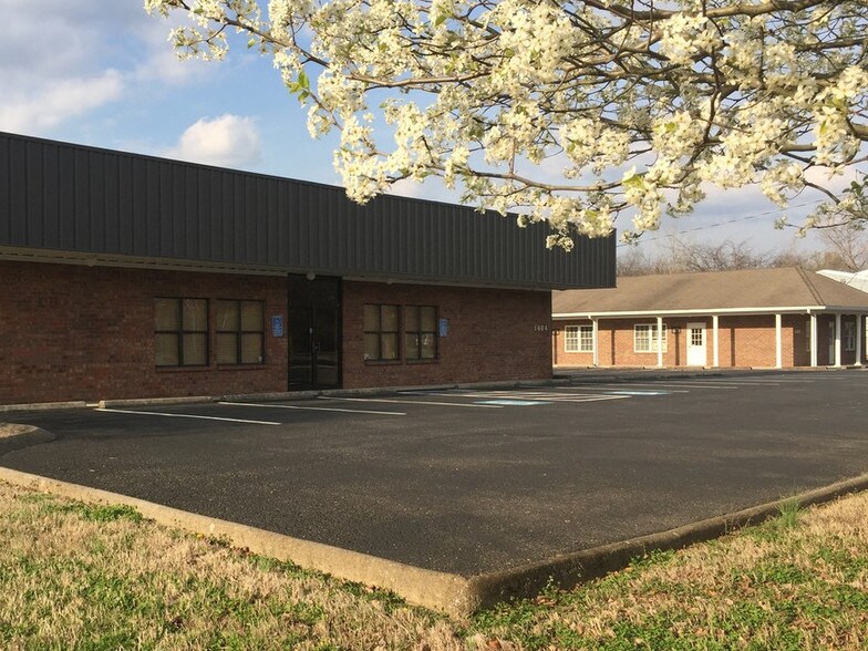 More Photos Of 1404 E Broadway, Gallatin Office For Lease