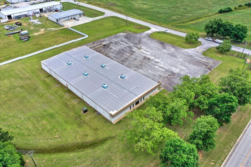 More Photos Of 1002 Commerce, Lincolnton Distribution For Sale