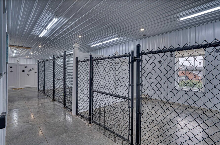 More Photos Of 1601 ST RTE 56E STATE ROUTE 56E, Morganfield Veterinarian Kennel For Sale