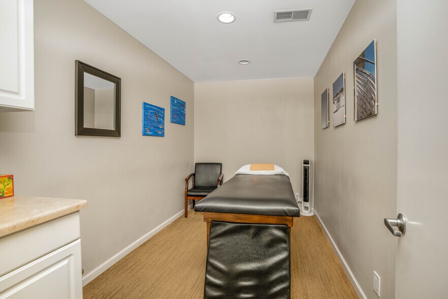 More Photos Of 22151 Clarendon St, Woodland Hills Medical For Sale