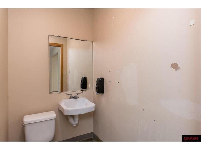 More Photos Of 608 Walnut Ave, Madison Lake Medical For Sale