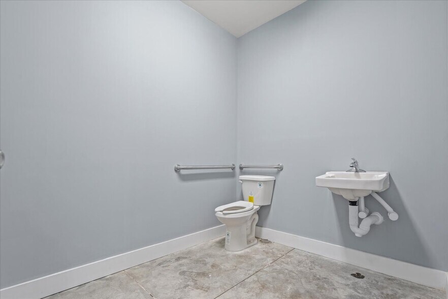 More Photos Of 3345 Willow Creek Rd, Florence Flex For Lease