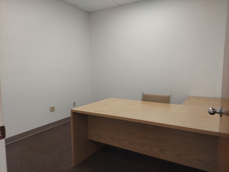 More Photos Of 330 Mears Blvd, Oldsmar Warehouse For Sale