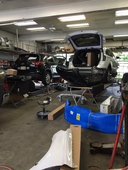 More Photos Of 20 Franklin Pl, Summit Auto Repair For Sale