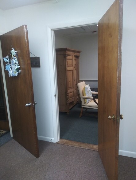 More Photos Of 1019 Farmington Ave, Bristol Office For Lease