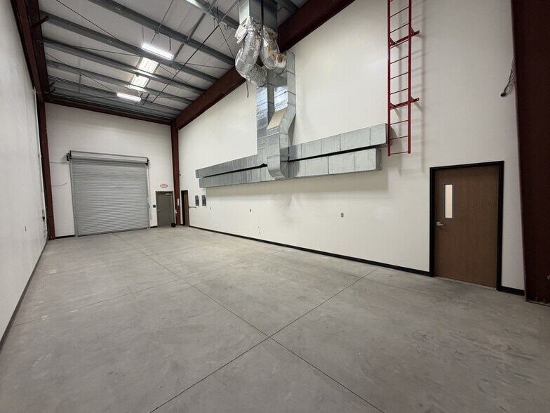 More Photos Of 2810 Mosasco St, Bakersfield Light Distribution For Lease