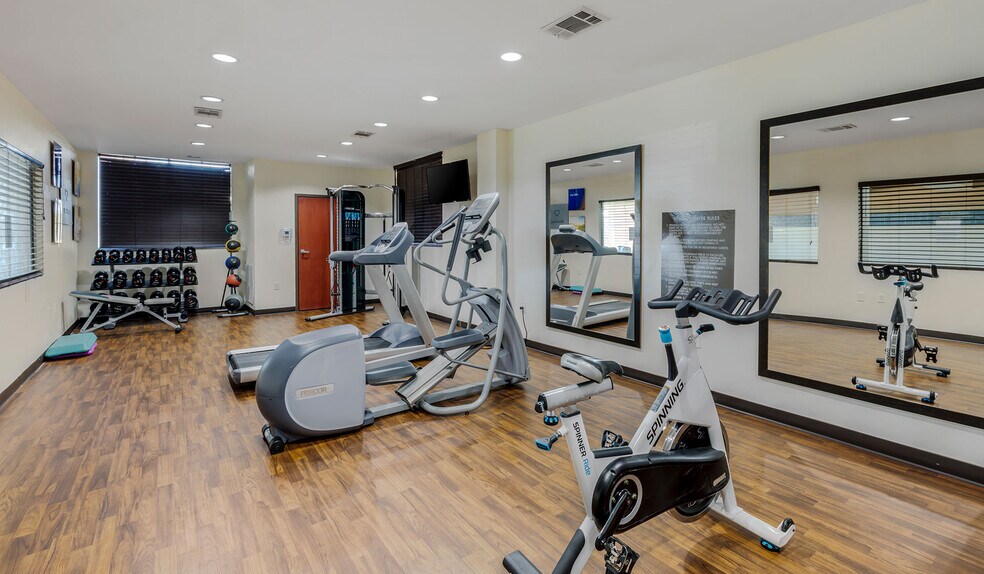 More Photos Of 810 Interstate 35 N, Waco Hotel For Sale