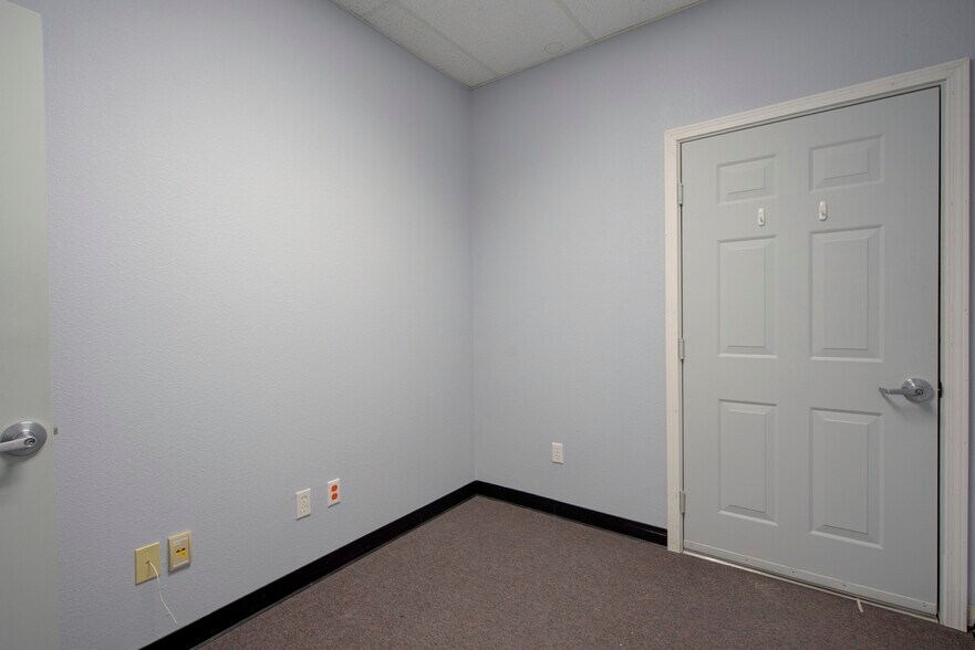 More Photos Of 295 Main St, Weed Office For Sale