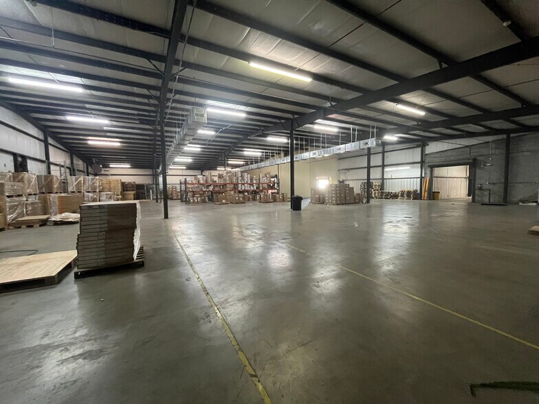More Photos Of 701 Eden Ter, Archdale Warehouse For Lease