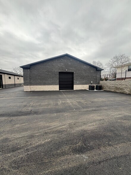 More Photos Of 138 Shivel Dr, Hendersonville Flex For Sale