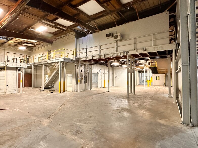 More Photos Of 418 E Jones St, Lewisville Manufacturing For Lease