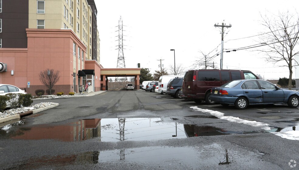 More Photos Of 30 Minue St, Carteret Hotel For Lease