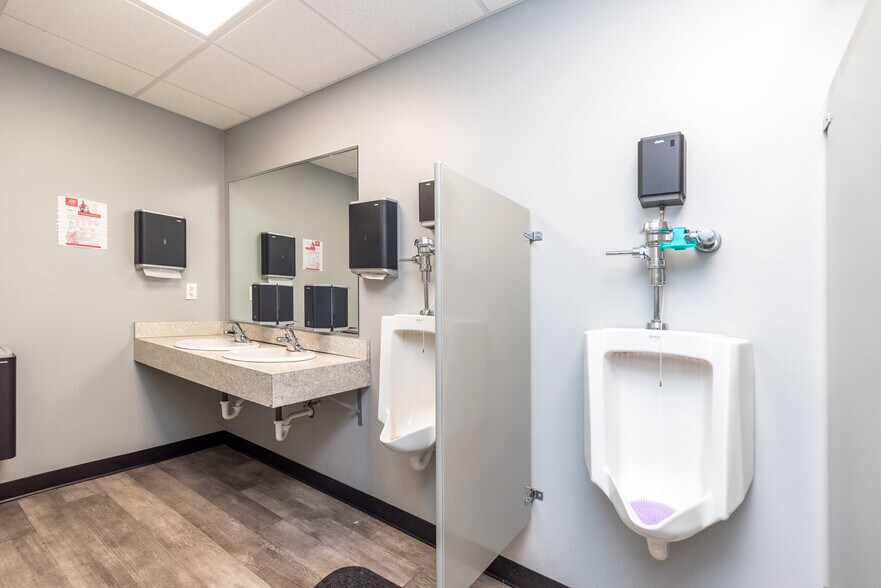 More Photos Of 1816 Olde Homestead Ln, Lancaster Warehouse For Lease