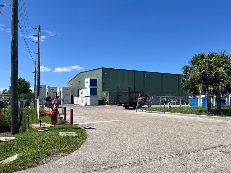 More Photos Of 11891 Amedicus Ln, Fort Myers Warehouse For Lease