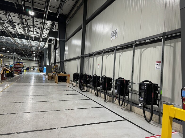 More Photos Of 3501 Fruit Ridge, Walker Manufacturing For Lease