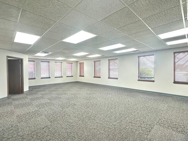 More Photos Of 8949-8979 Broadway, Merrillville Office Residential For Lease