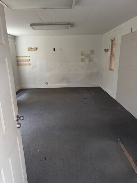 More Photos Of 4073 Nine McFarland Dr, Alpharetta Warehouse For Lease