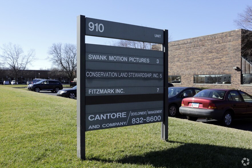 More Photos Of 910 Riverside Dr, Elmhurst Warehouse For Lease