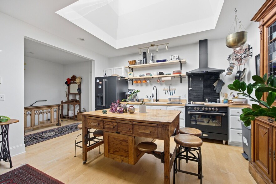 More Photos Of 104 Spruce St E, Ilwaco General Retail For Sale