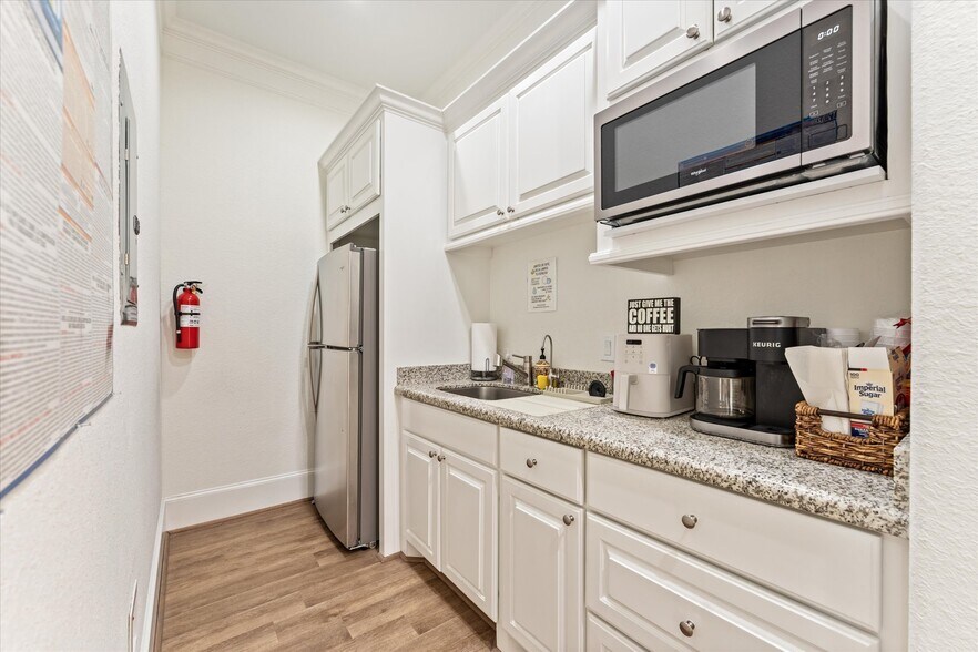 More Photos Of 12254 Queenston Blvd, Houston Medical For Lease