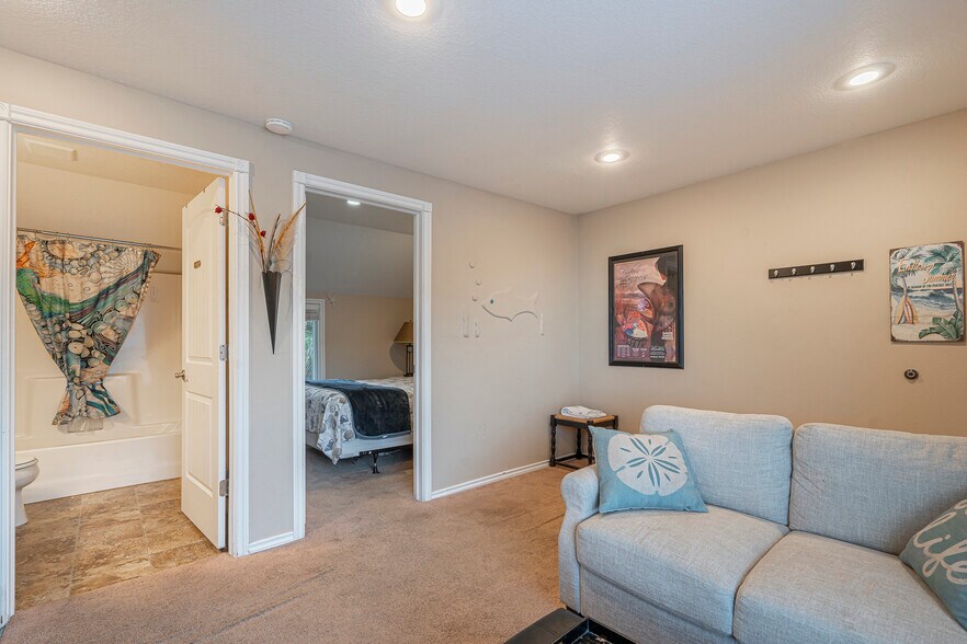 More Photos Of 25 NE Clarke St, Depoe Bay Specialty For Sale