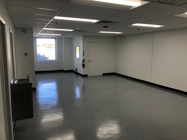 More Photos Of 3841-3865 Swanson Ct, Gurnee Manufacturing For Lease