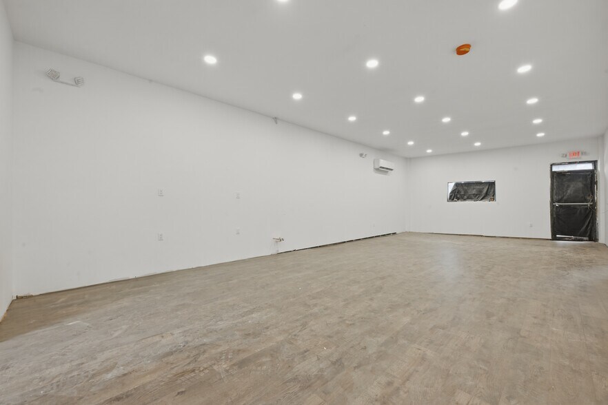 More Photos Of 1621-1623 Grand Ave, North Baldwin Storefront For Lease