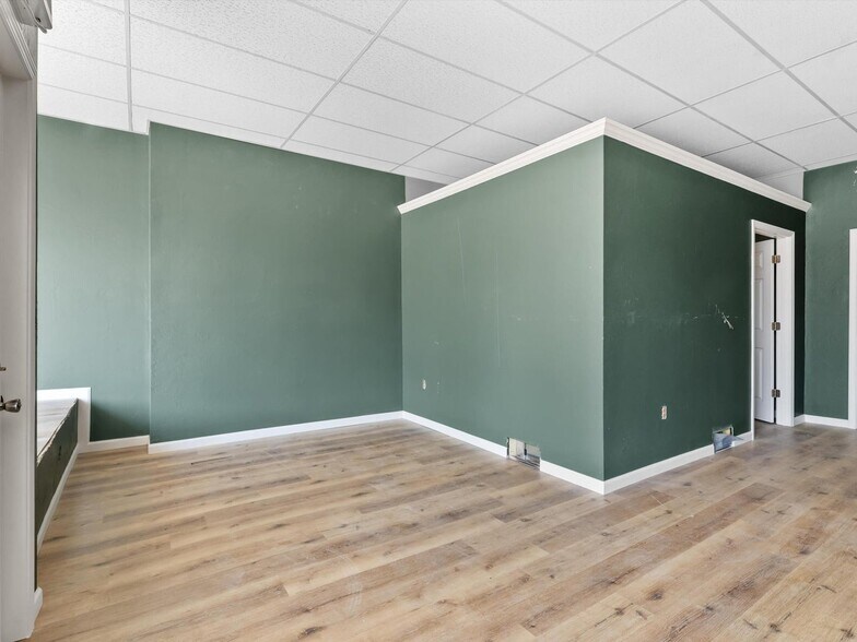 More Photos Of 1410 Washington St, Manitowoc General Retail For Sale