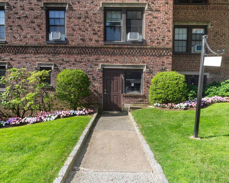 Primary Photo Of 253 Garth Rd, Scarsdale Medical For Sale